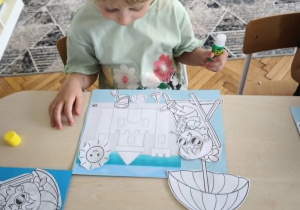 Dziewczynka z naklejonymi elemantami obrazka wakacyjnego