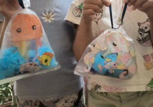 Dwie dziewczynki z oceanem w woreczku
