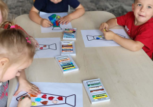 dziecko koloruje pracę plastyczną krawat