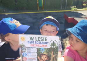 Chłopiec z ilustracją bądź bezpieczny w lesie