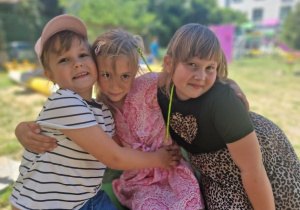 Trzy dziewczynki na placu zabaw