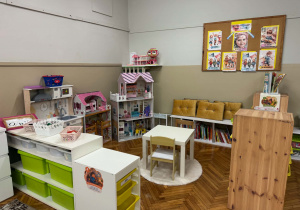 stolik, szafka z poduszkami i ksiązkami