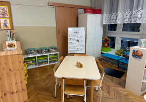 stolik, pudełka z klockami