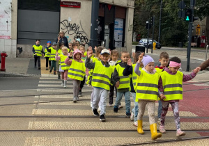 Dzieci przechodzą przez ulicę