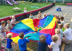 Dzieci bawią się na tarasie przedszkolnym