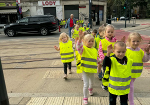 Dzieci przechodzą przez ulicę