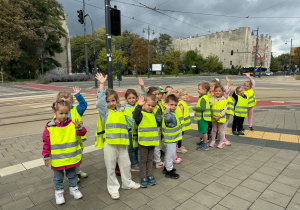 Dzieci stoją przed przejściem dla pieszych