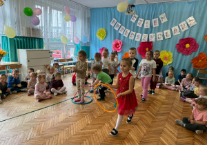 Dziewczynka trzyma obręcz
