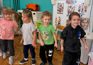 Dzieci tańczą