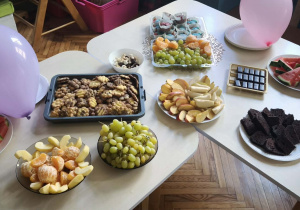 Stół z ciastami i owocami