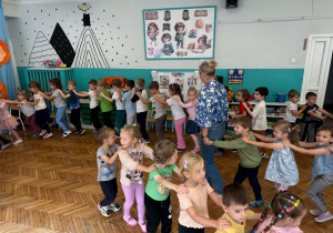 Dzieci bawią się w zabawę pociąg