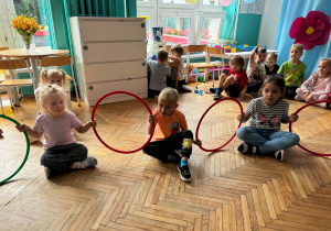 Dzieci trzymają obręcze