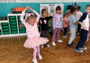 Dziewczynka tańczy