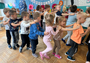 Dzieci trzymają się za ramiona