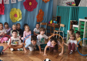 Dzieci przechodzą przez kolorowe kola hula hop