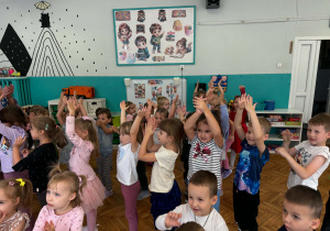 Dzieci klaszczą w górze