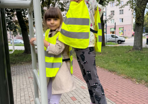 dwie dziewczynki wchodzą na drabinkę