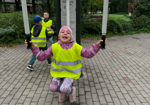 dziewczynka ćwiczy na sprzęcie sportowym