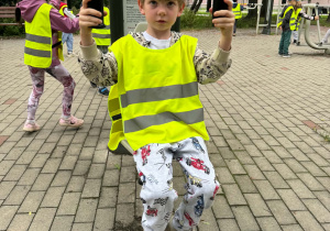 chłopiec korzysta ze sprzętu siłowego