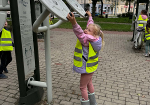 dziewczynka kręci kołami na siłowni