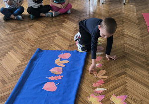 Na materiale leża liście kolorowe