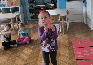 chłopiec stoi z liściem
