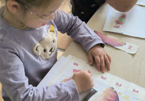 dziewczynka liczy do pięciu