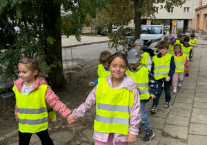 dzieci idą w kamizelkach