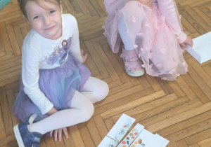 dziewczynki mają przed sobą piramidę zdrowia