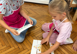 dziewczynki układają puzzle z piramidą żywienia