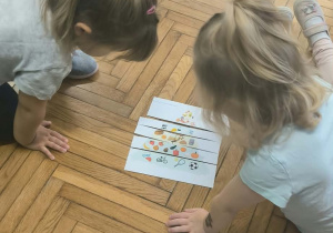 dzieci mają przed sobą piramidę zdrowia