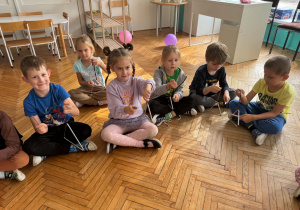 dzieci grają na trójkątach