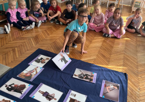 na materiale rozłożone są ilustracje instrumentów