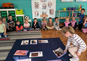 dziewczynka wybiera ilustrację przedstawiającą instrument muzyczny
