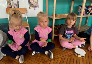 dziewczynki grają na marakasach