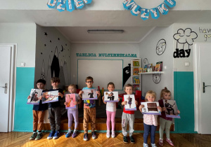 dzieci trzymają ilustracji przedstawiające instrumenty muzyczne