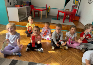 dzieci grają na tamburynach