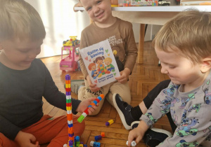 Chłopcy wspólnie budują z klocków