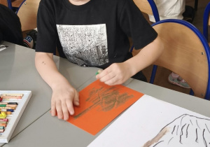 chłopiec pracuje metodą frotagge