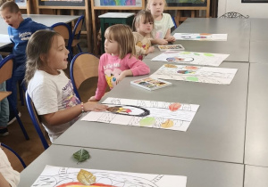 dzieci siedzą przy stoliku