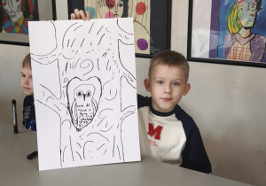 chłopiec pokazuje obraz z sową
