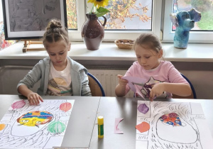 dziewczynka wycina nożyczkami
