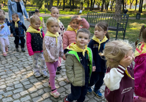 dzieci spacerują