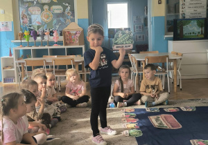 chłopiec stoi na dywanie
