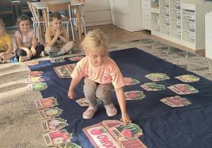 dziewczynka kładzie na materiale obrazek arbuza