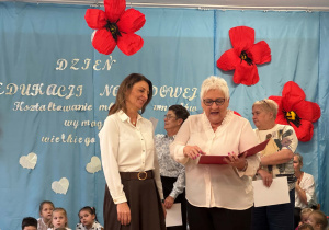 Pani Dyrektor wręcza nagrodę