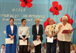 Panie nauczycielki stoją z panią Dyrektor