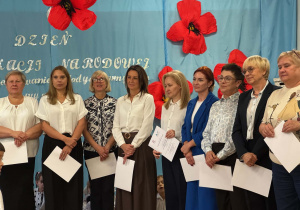 Kobiety stoją trzymając kartki