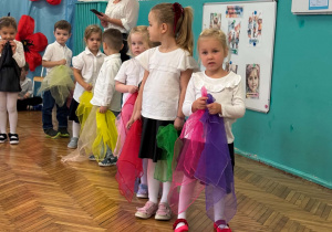 Dziewczynki trzymają kolorowe apaszki