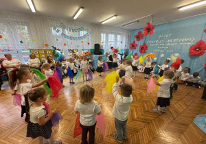 dzieci tańczą z kolorowymi apaszkami